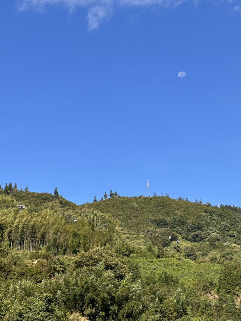 早晨八点半，篁岭索道上空的月亮