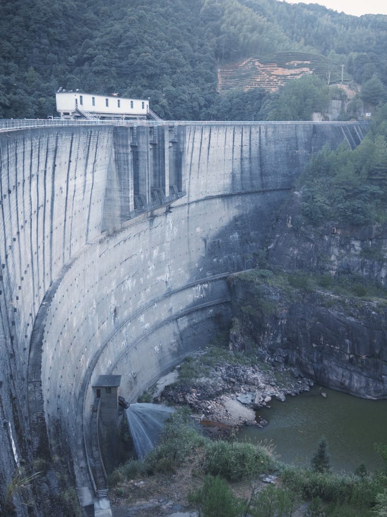 大坝泄洪测