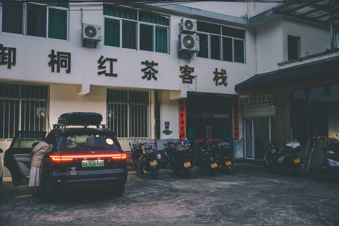 客栈下摩托车和汽车停在一起