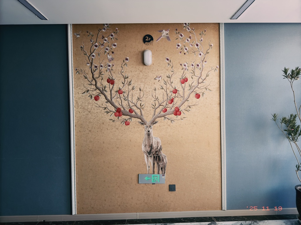 酒店里一面很牛的刺绣墙