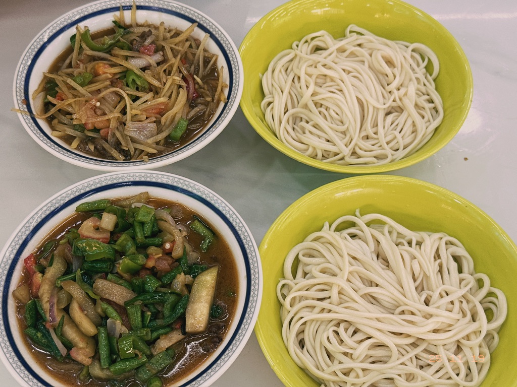 土豆丝拌面和豇豆茄子拌面