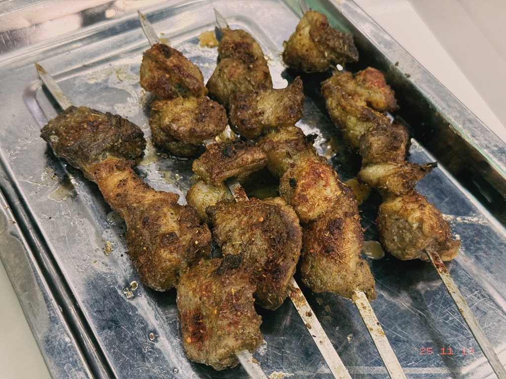 烤肉的量特别大，基本上一块肉就是同样价格杭州一串的量