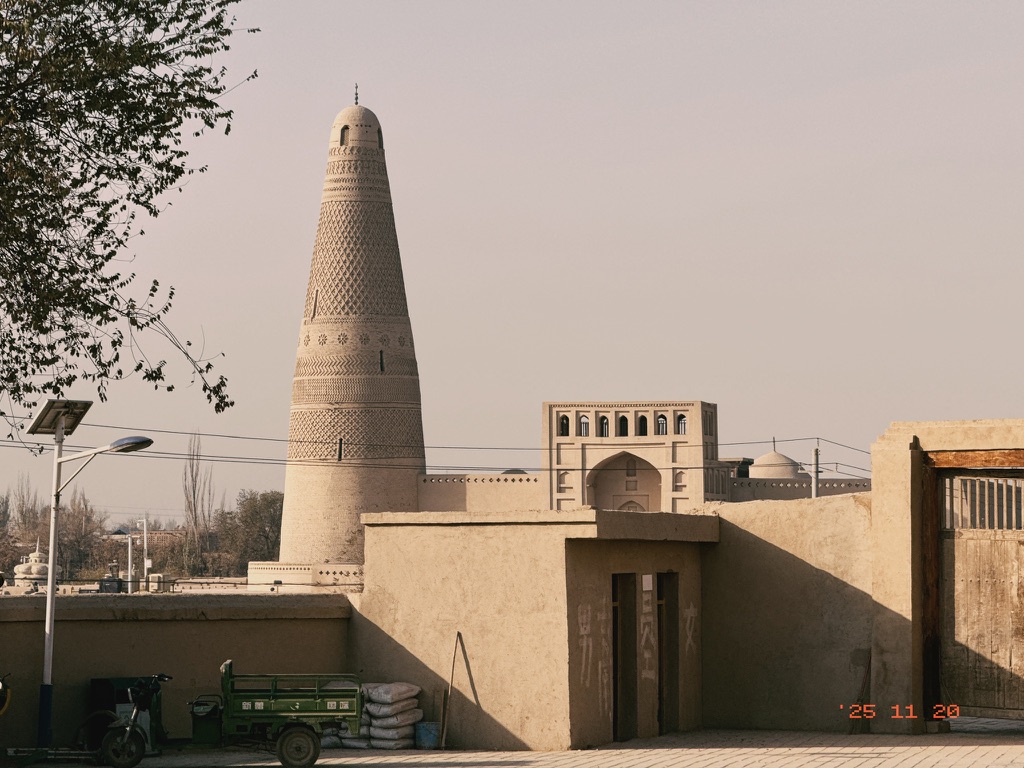 在郡王府里遥看苏公塔