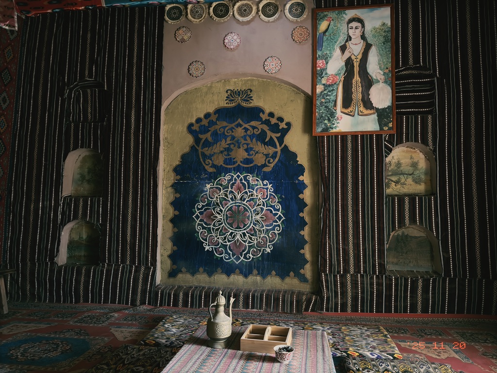 王妃的寝室，落满灰尘