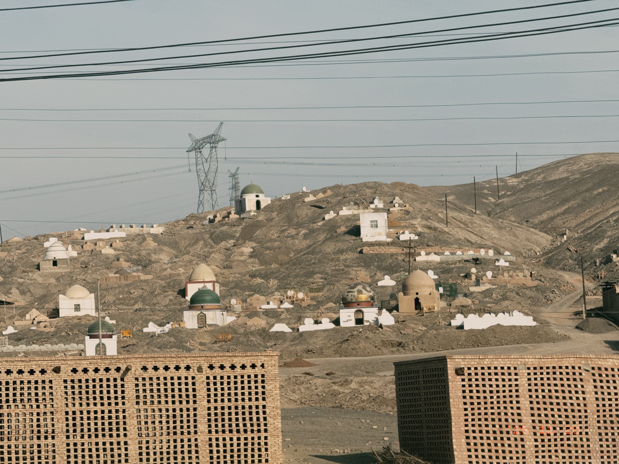 恙问拍坟墓会不会不吉利，我说忍不住，坟修得太好了