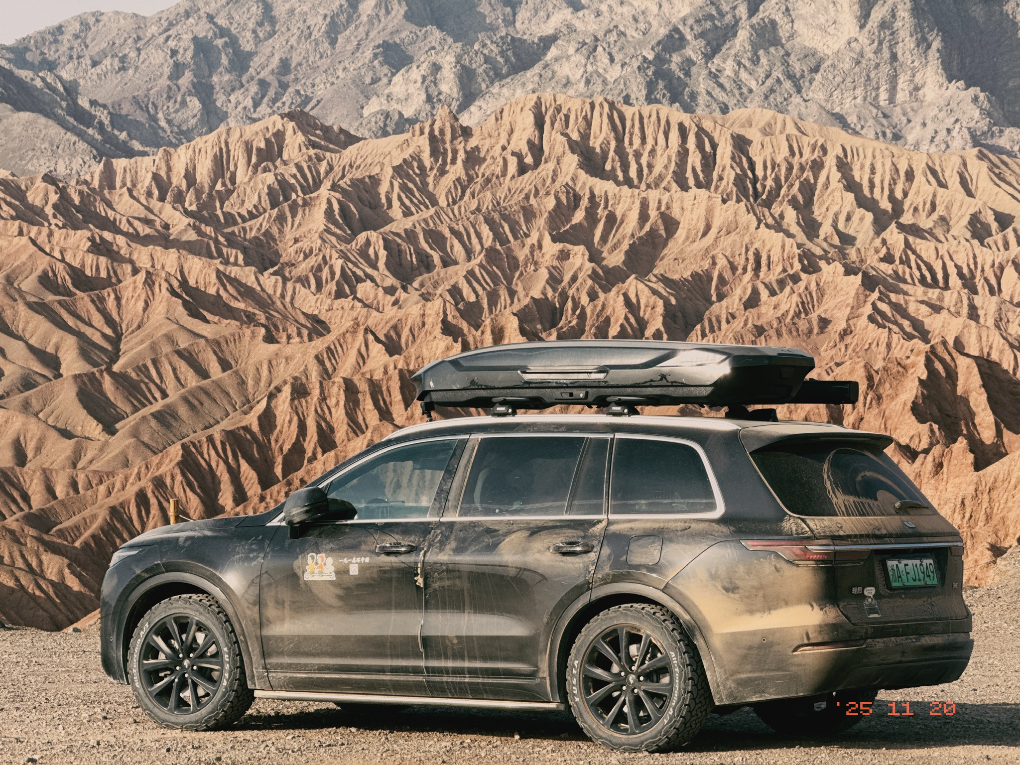 火焰山前理想 ONE，跑了一圈屁股已经全是火焰尘土