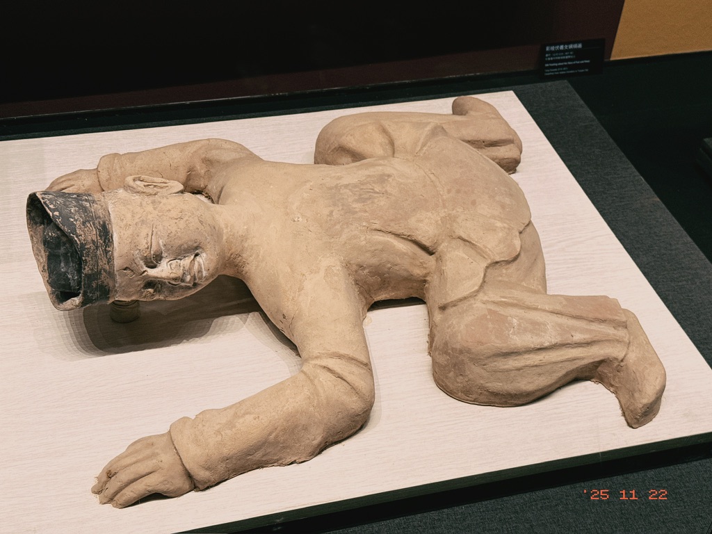 这个泥人儿是在听东西，不过这个姿势据恙儿说很健康