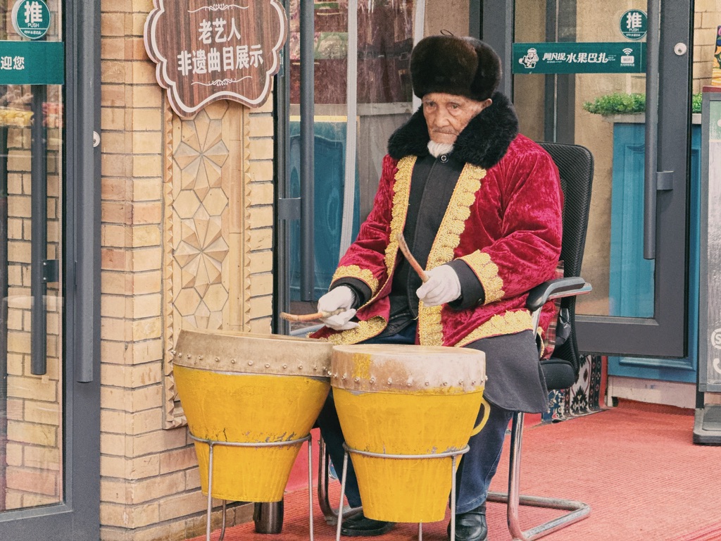 敲纳格拉鼓的老人