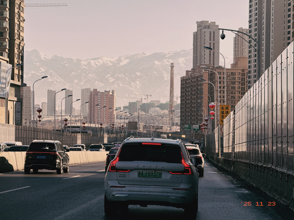 高架往东，则能看到天山