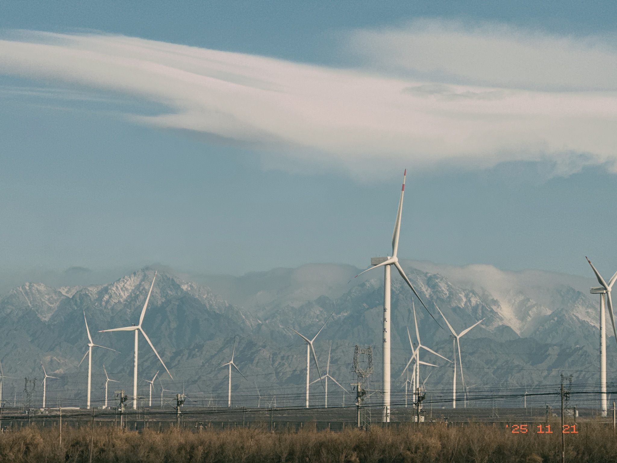 不同的是，此时北侧已经开始出现中国最壮丽的山脉之一的天山山脉。