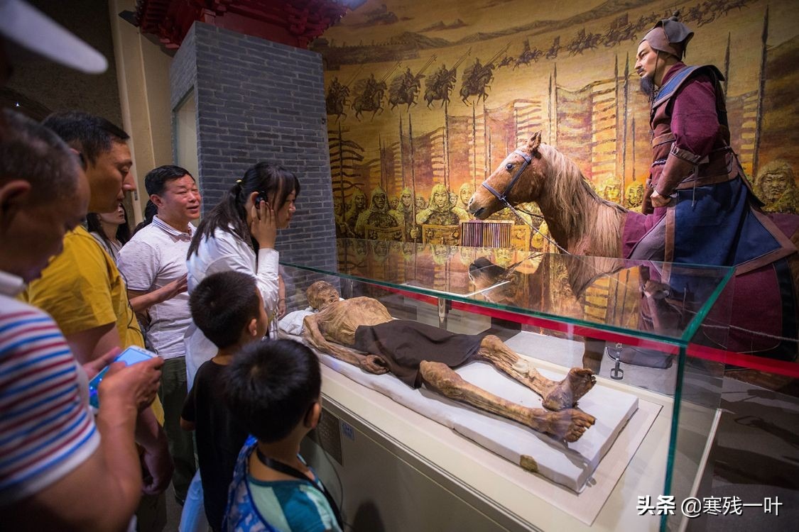 张雄干尸：唐代麴氏高昌国左卫大将军，身长约 169 厘米，体型魁梧，除头颅被砍断，其它保存完好。