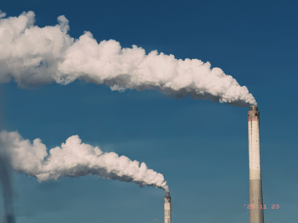 冬季新疆的大烟囱排气也特别壮观