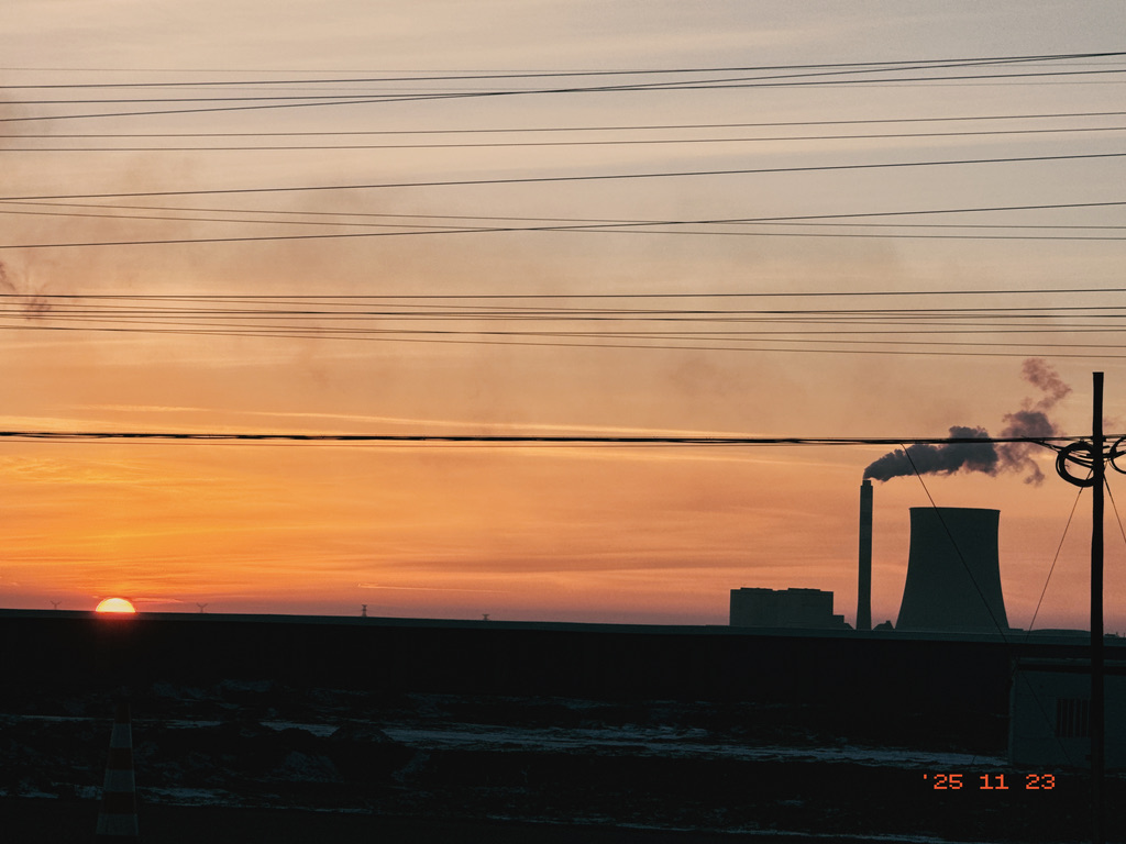 晚上六点半，夕阳沉降在工厂外的地平线