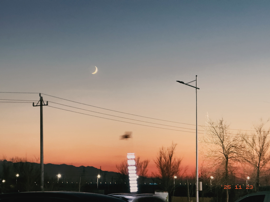 眉月下的越野旗杆