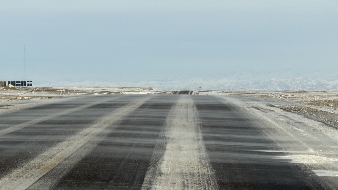 路上出现壮观的风吹雪