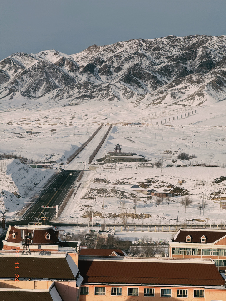 一路上山的雪路