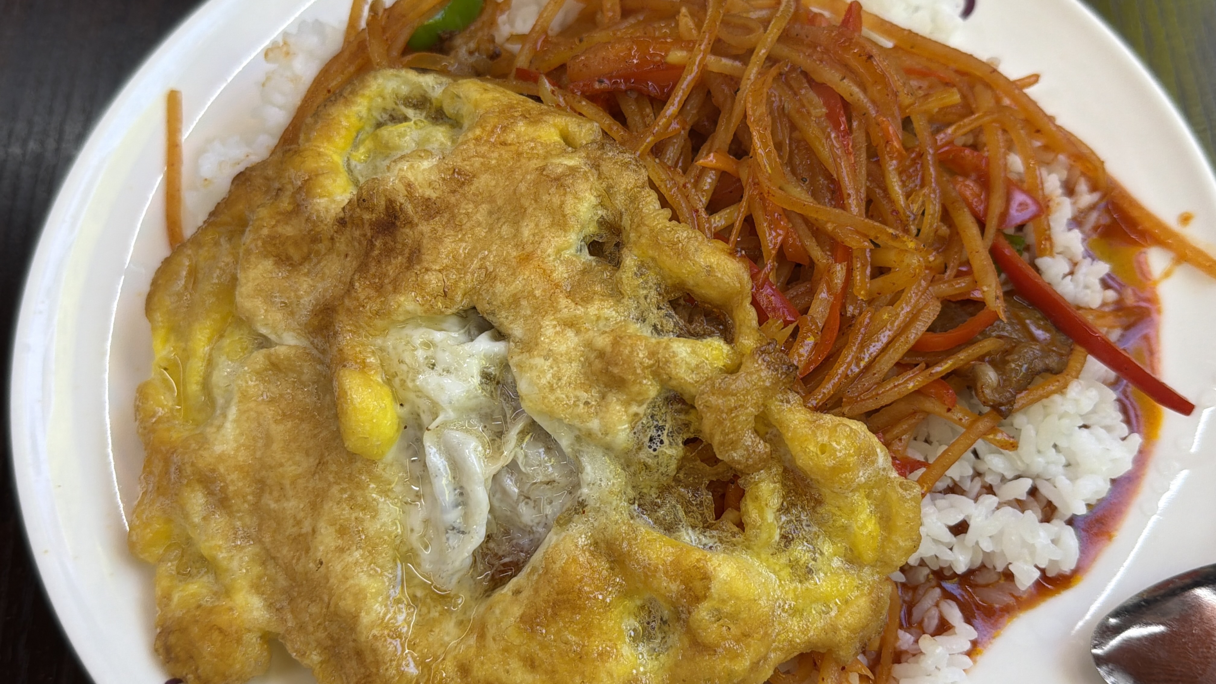 土豆丝盖饭，都加了煎蛋