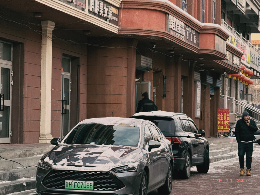 图中间的是酒蒙子哥