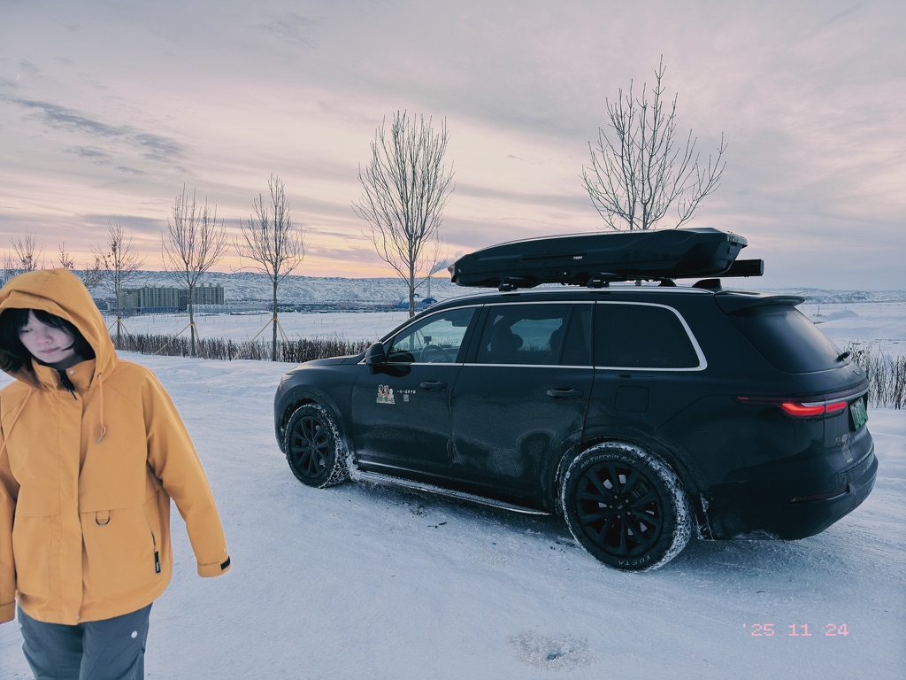 AT 的花纹太厚太深，在被雪填上花纹后还是容易打滑