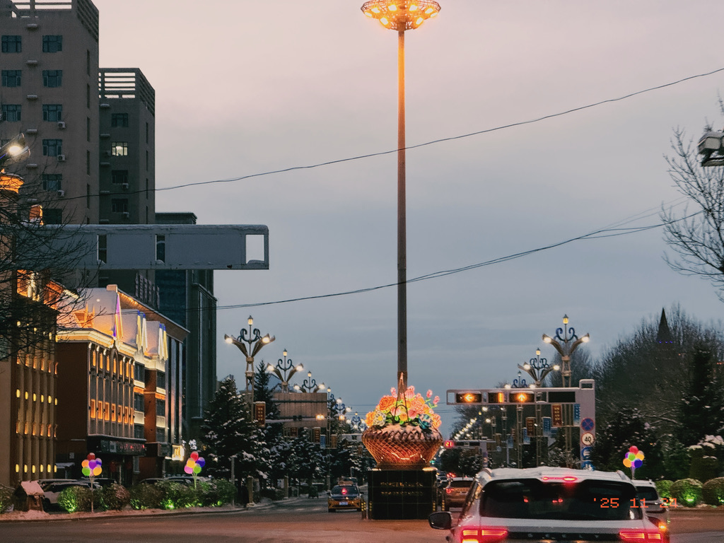 在屋顶看到的那个十字路口中间的雕塑，实在影响会车安全