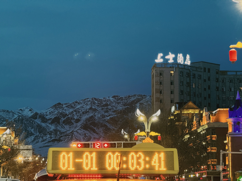 我们住的酒店的招牌，在夜里亮成白色，在雪山前显得格外显眼