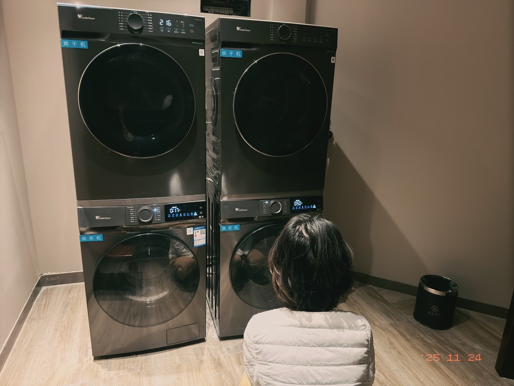 今晚可算有洗衣机用了，酒店的洗衣房里有两台洗衣机两台烘干机，还有洗衣粉和洗衣液可以选