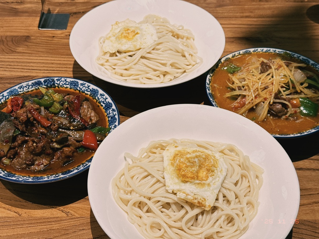 黑蘑菇炒肉和土豆丝拌面