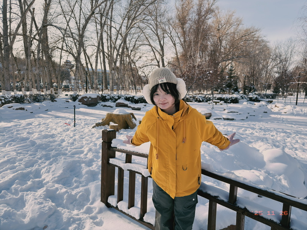 在这片雪地公园玩了半个小时才依依不舍地离开
