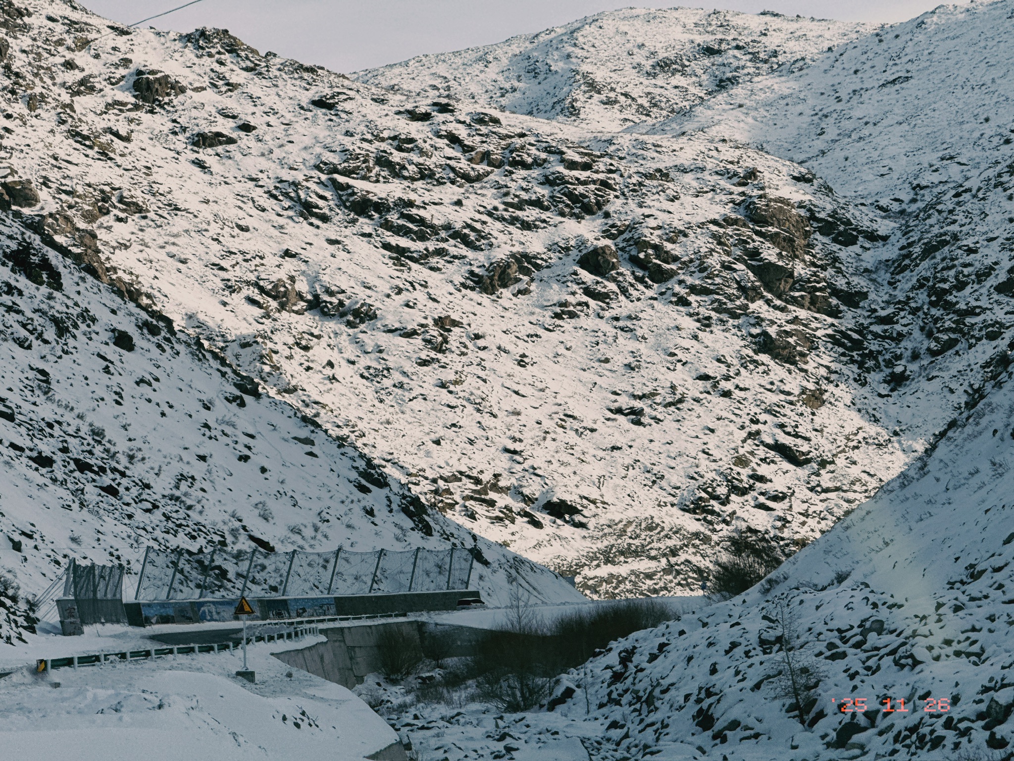 进入可可托海需要穿越一片山地，也就是可可托海世界地质公园所在