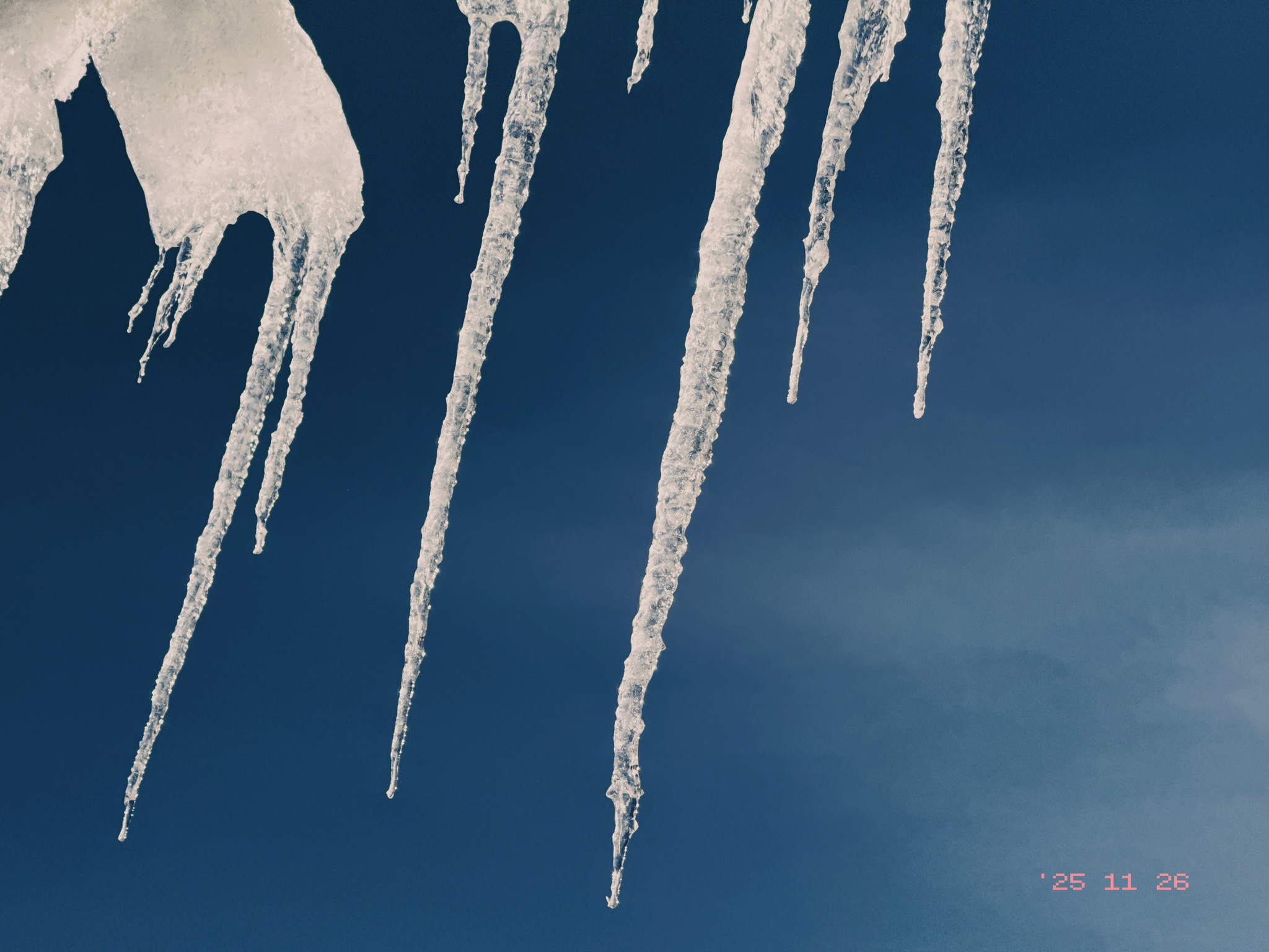 游客中心屋檐下的巨大冰凌子