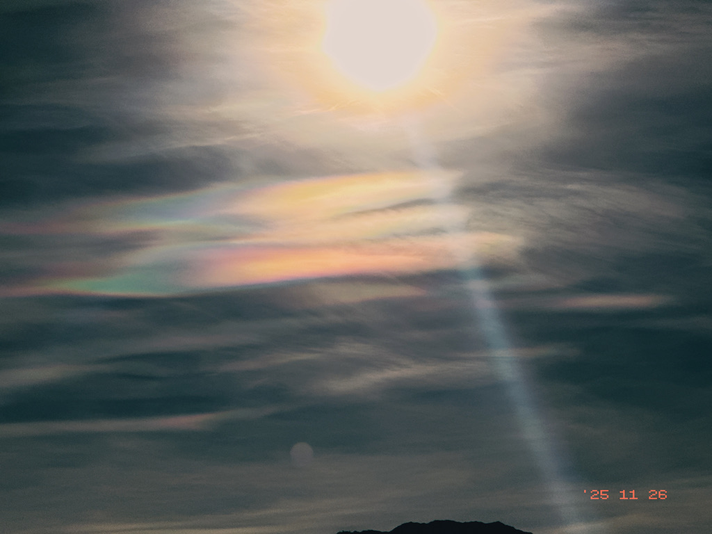 此时的太阳下发散着浓烈的彩光