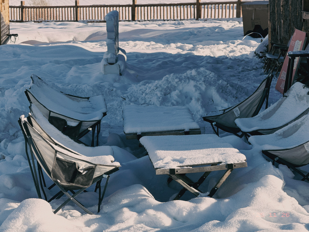 咖啡馆外无人使用的月亮椅蛋卷桌