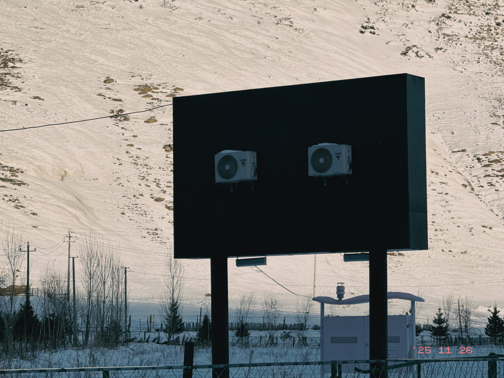 巨大 LED 屏的背面为了散热加装了家用空调