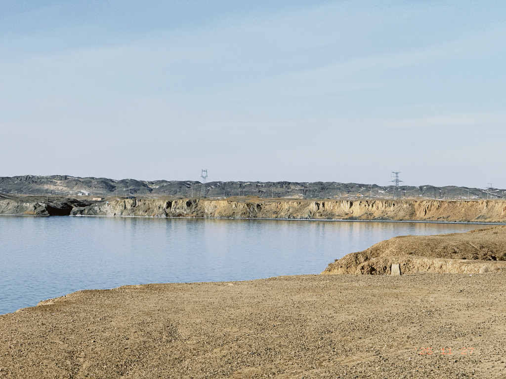 距离湖面有十几米高