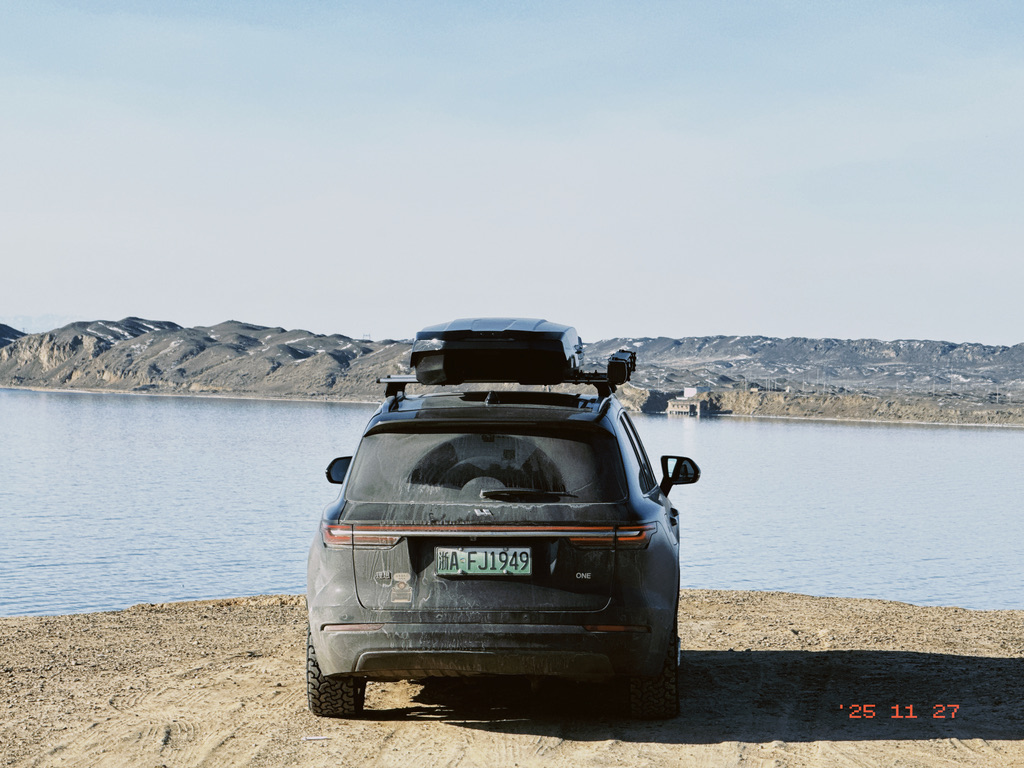 把车开到了悬崖边拍照，其实还离着老远