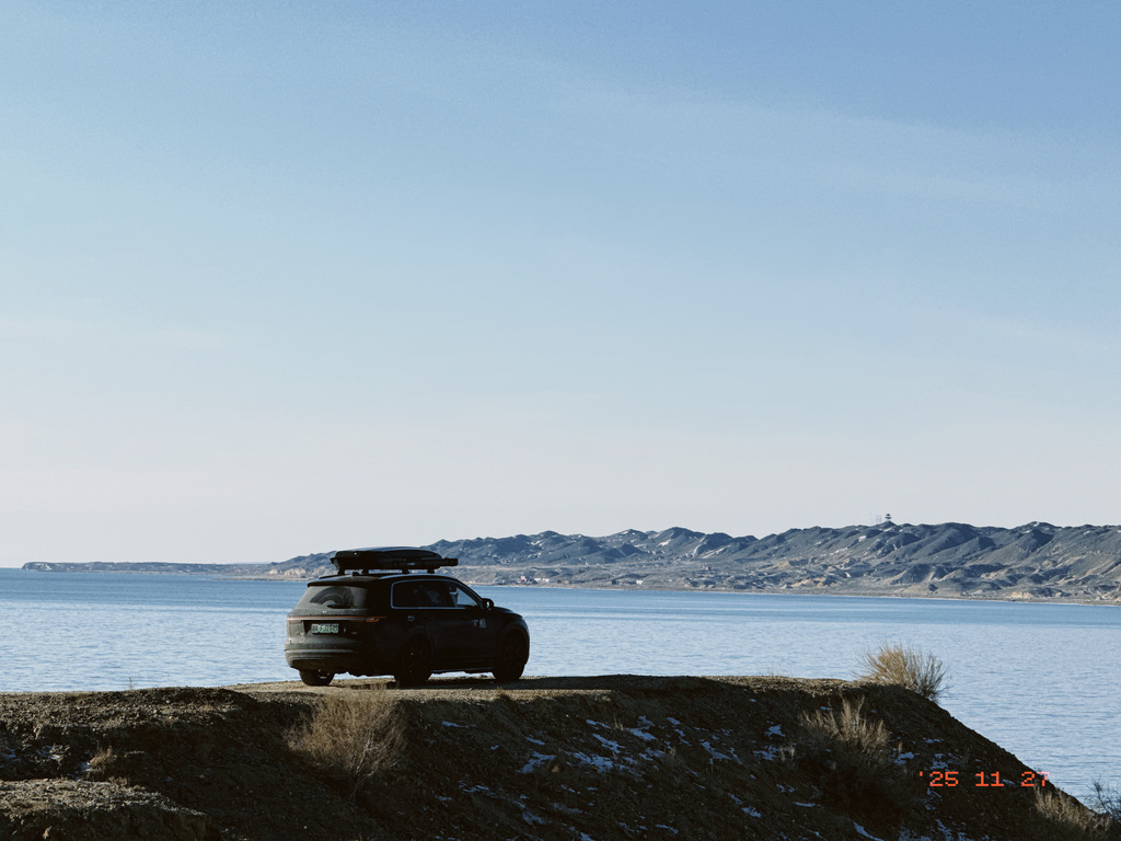 对面的湖岸稍微缓和一些