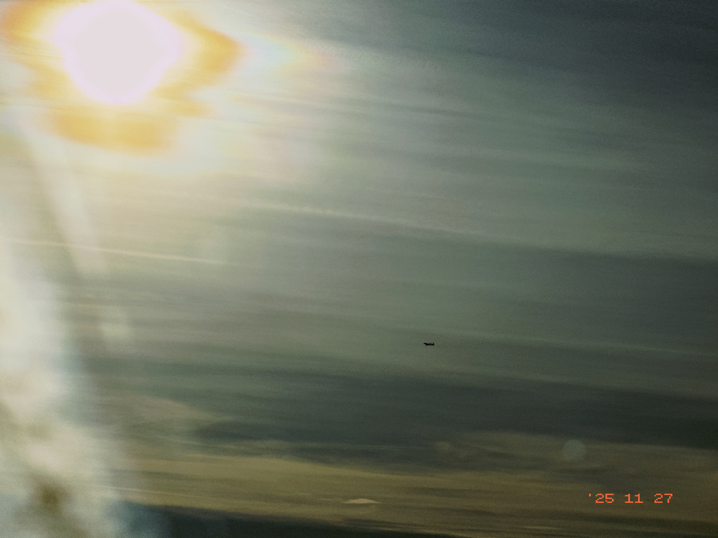 西侧的太阳下，一架飞机飞过