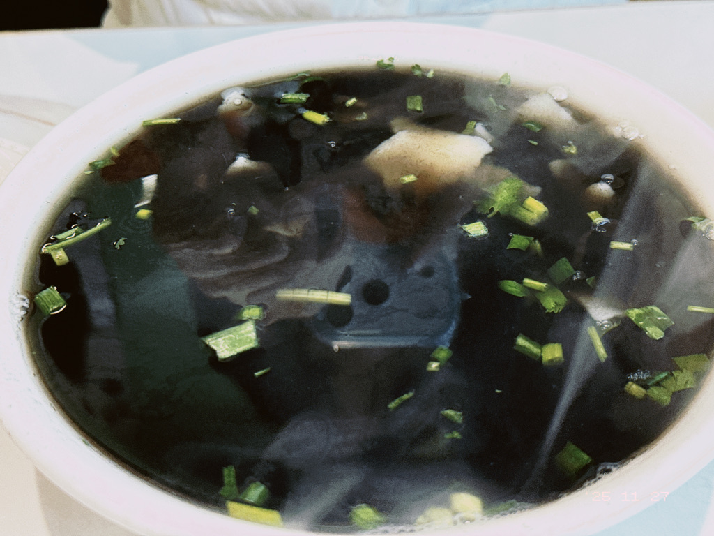 黑蘑菇汤黑到反光