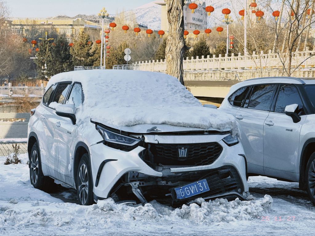 门外停着一辆撞烂了脸的皇冠陆放