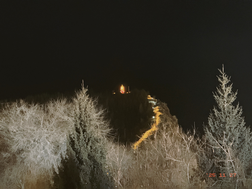 夜里看远处山上的步道和塔，非常震撼，但照片拍不出来