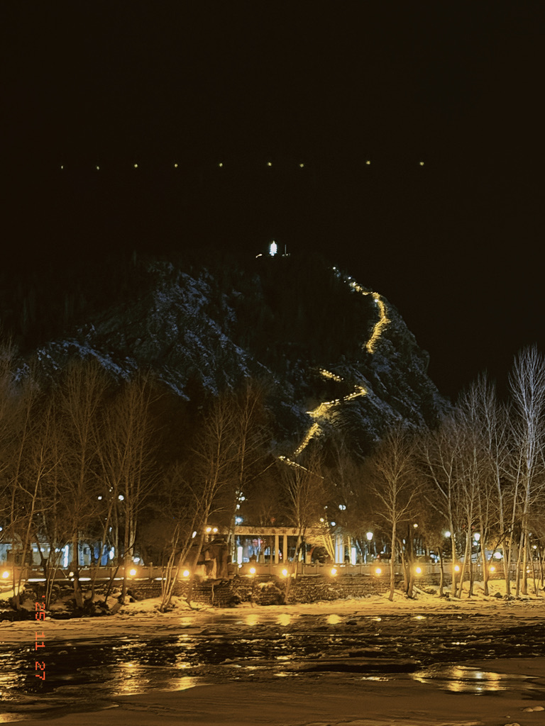 这个位置看上山的灯道更好看