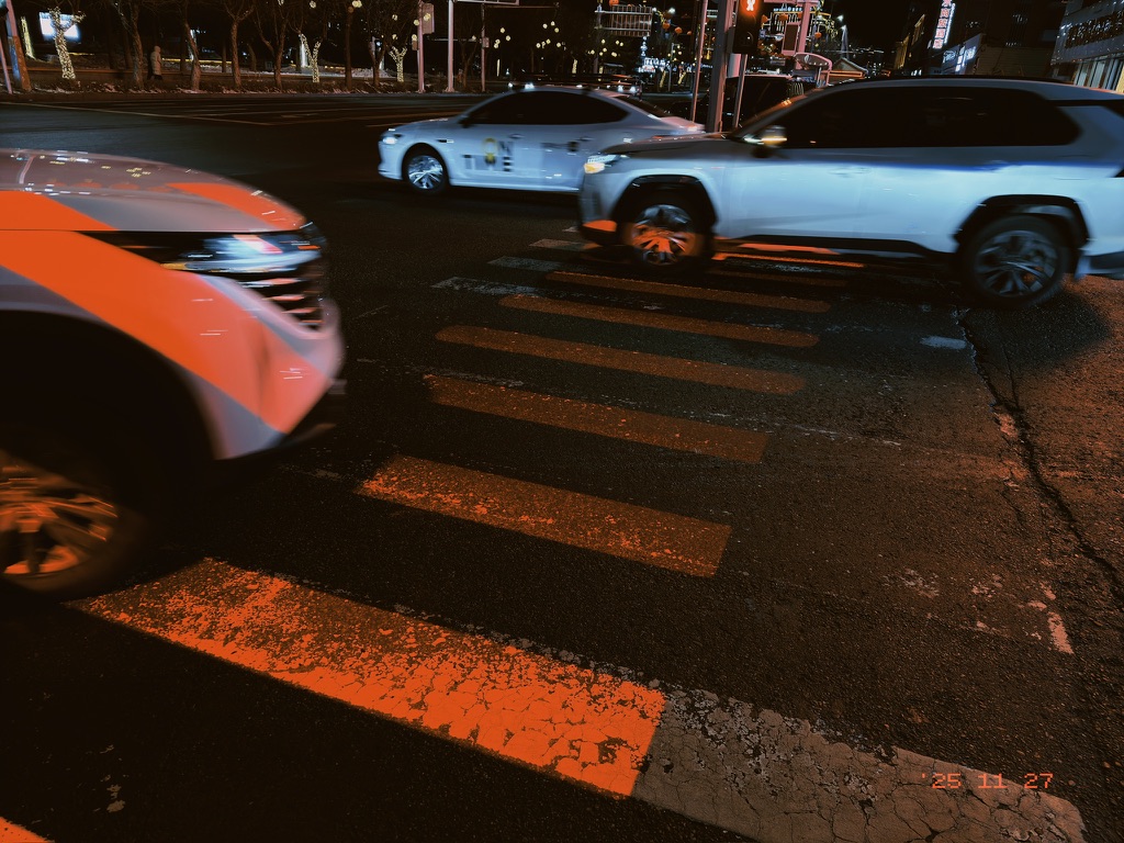 这里的斑马线用红绿灯上色，效果不错值得推广