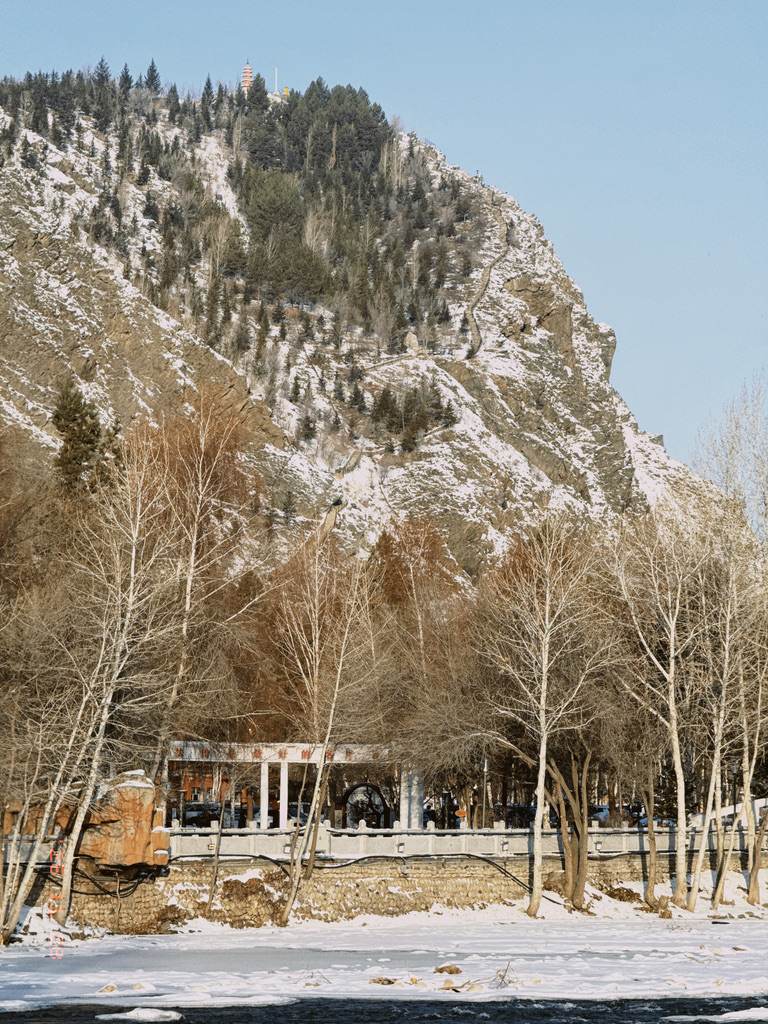 白天看上山的步道和塔