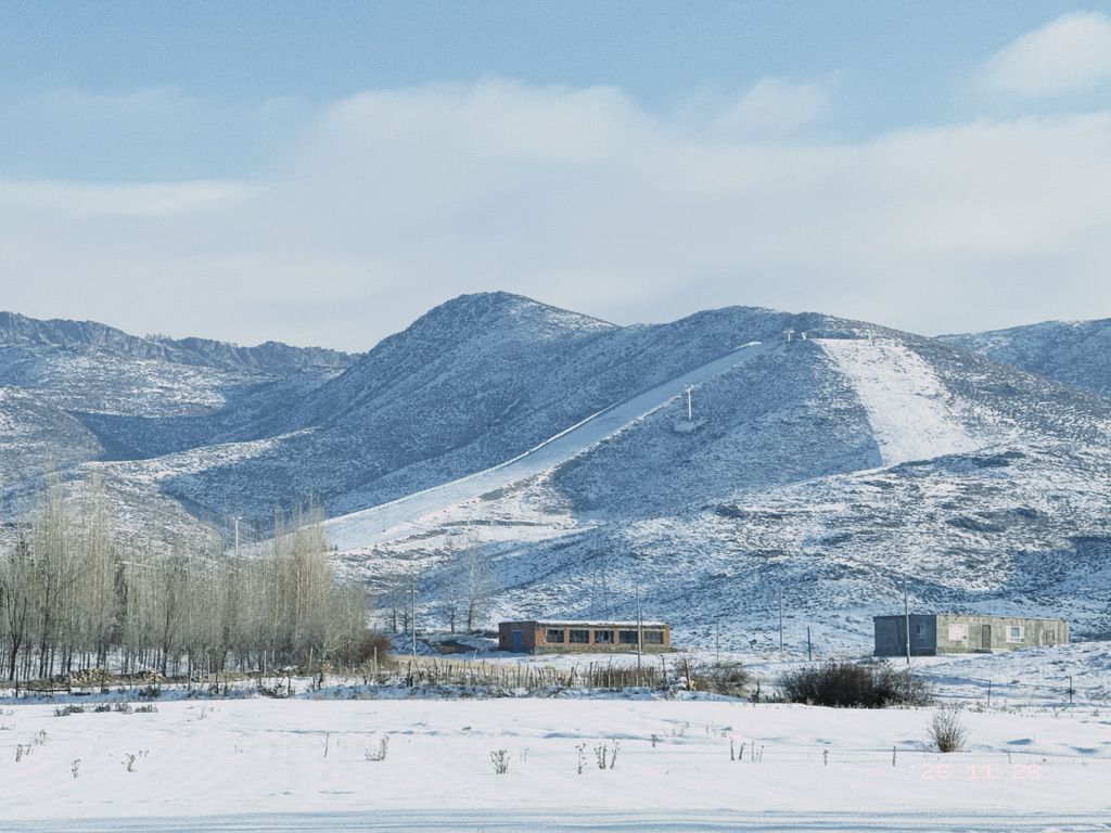 往右看就是将军山滑雪场