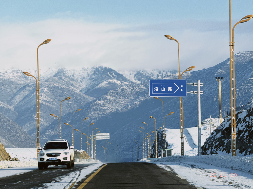 远处的阿尔泰山已经钻入云霄