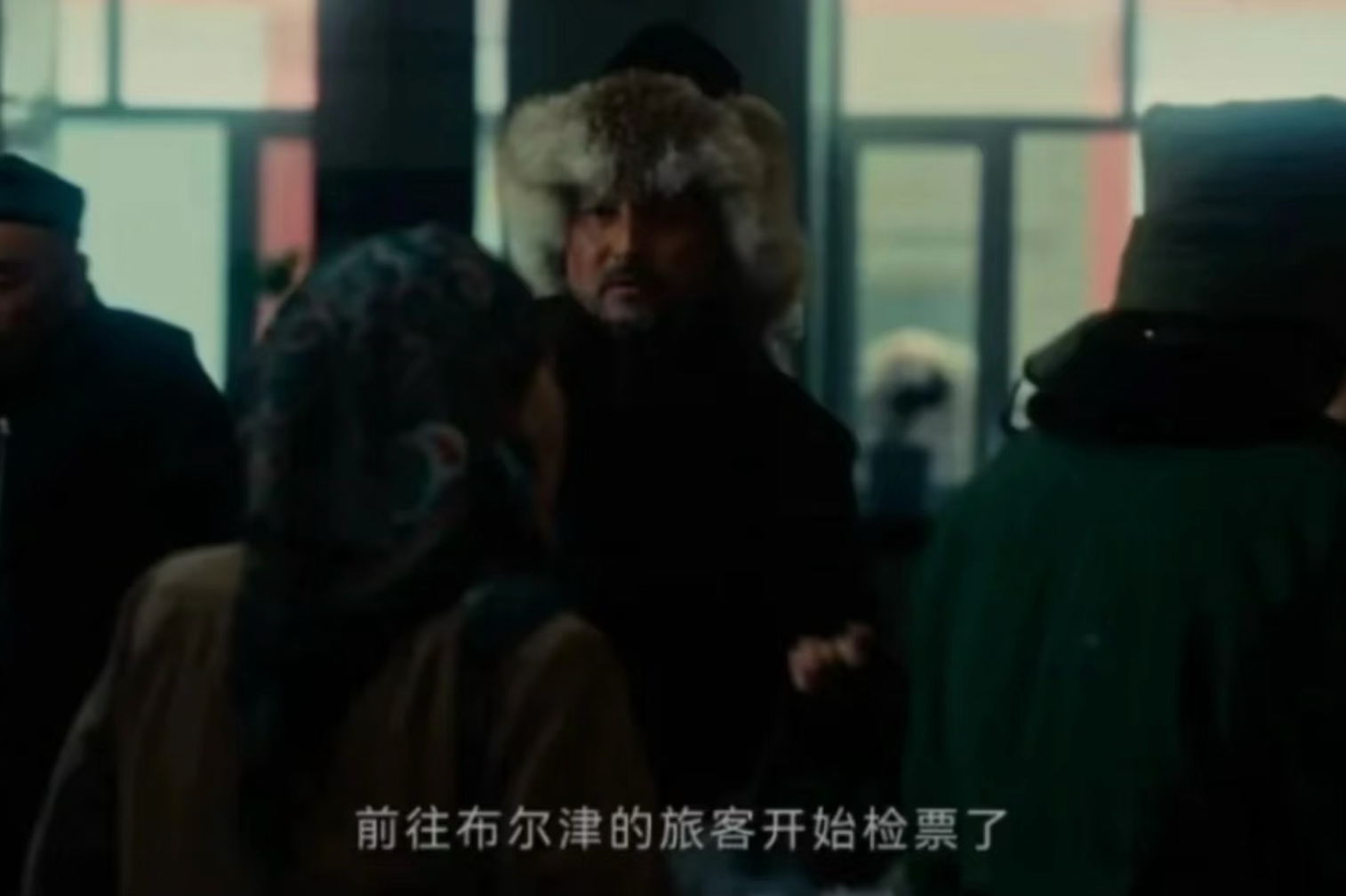 前往布尔津的旅客开始检票了