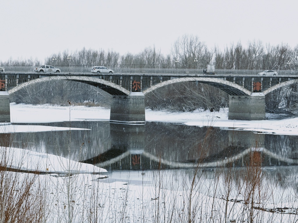 旁边的铁桥上，时不时有车辆打滑，有时还转个圈，两边的车都耐心地等待它恢复正常