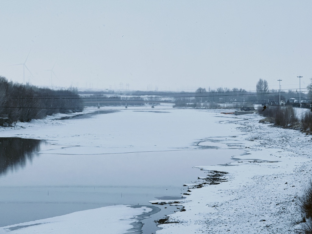 大半已冰封的额尔齐斯河