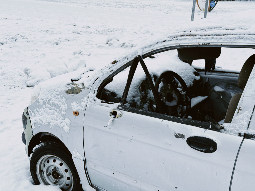 广场上废弃的车子