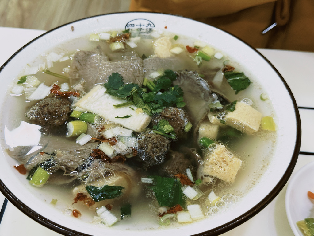 这里的丸子汤都是炸过的牛肉丸子